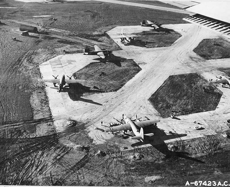 Look for the outline of this concrete parking area to spot the last remains of Chipping Ongar&rsquo;s WWII airfield close to Willingale when you are ballooning over&nbsp;Essex
Below is an aerial picture of Chipping Ongar "Willingale" airfield as it was during WWII to help you spot the remnants from the air. There is also an air strip today that uses the top right part of the perimeter track of the original airfield.